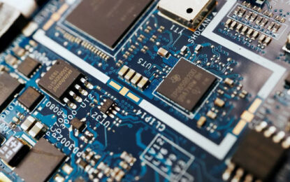 Trump amenaza con arancel del 100% a chips de países sin producción en EE.UU.