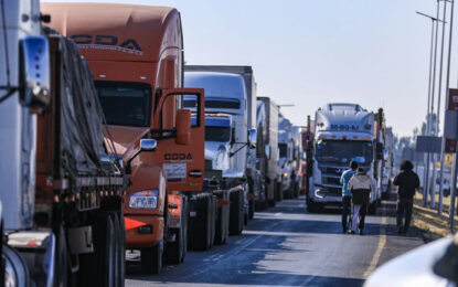 Bloqueos paralizan al sector automotriz: alertan riesgo para exportaciones y la cadena logística binacional