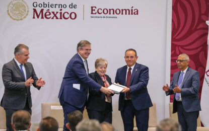 México prohíbe importación de camiones diésel contaminantes; Ebrard anuncia norma ambiental conjunta con Semarnat