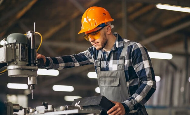 Riesgos industriales en México: construcción y tecnología resisten, textiles y metalurgia presionan el crédito