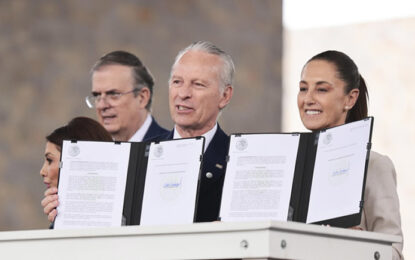 El Gobierno federal firma decretos para acelerar la inversión