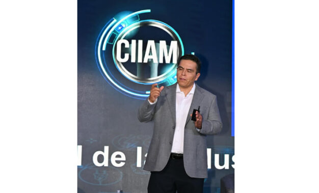 Perros robots y humanoides delinean el futuro de FORVIA Clarion Electronics